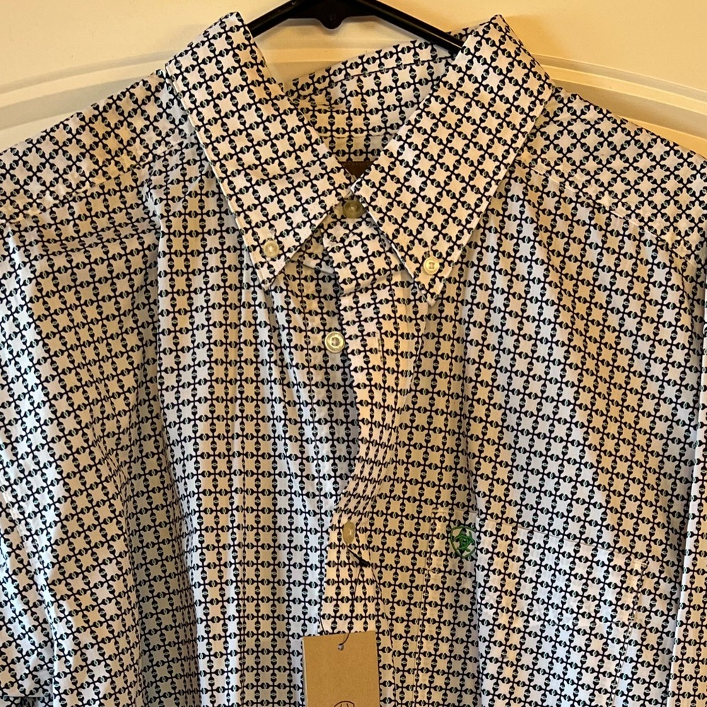 Ariat Men’s L/S shirt. NWT. White, green, navy. Beautiful shirt.